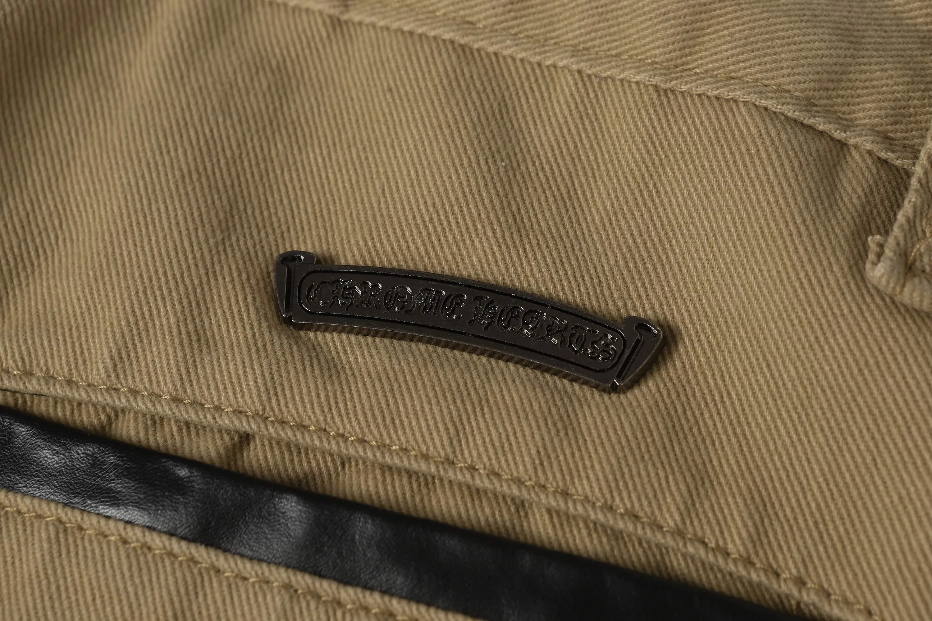 P256 Actual photo [High quality] Coding: LH242 Color: Picture color Size: S to XXXL - Chrome Hearts/Chrome Hearts Classic colored leather cross washed color cloth unisex denim trousers - Vibe style straight stacked god-level version - Carbon fine bias denim color cloth - Old vintage complete set of hardware - Chrome Hearts high version uses high ounce custom fabrics, enzyme washing and soft color fixation, soft and thick to wear The details are all produced by pure hand polishing and craftsmanship. All-over jacquard fabrics have unique design styles. Multiple processes create a full retro feel. Niche unique non-colliding shirts. Customized old spray-painted buttons. Every detail is crafted with craftsmanship. Size Pants length Waist Hips Unit cm S 98 68 100 M 99 72 104 L 100 76 108 XL 101 80 112 XXL 102 84 116 XXXL 103 88 120